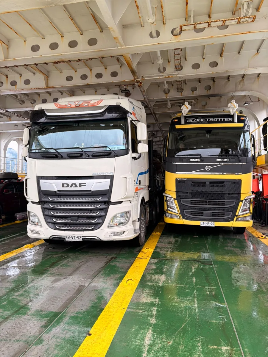 Dos camiones de carga en la cubierta de un transbordador