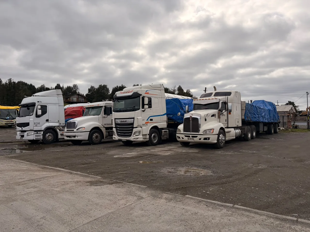 Varios camiones de carga de Transportes Hurtado estacionados juntos